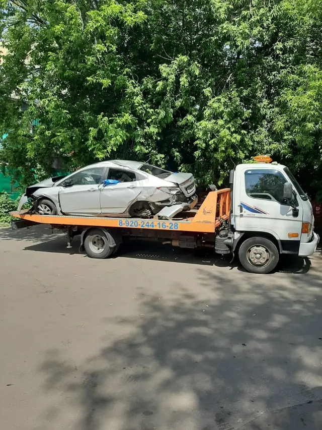 Реальный эвакуатор службы на дорожном выезде